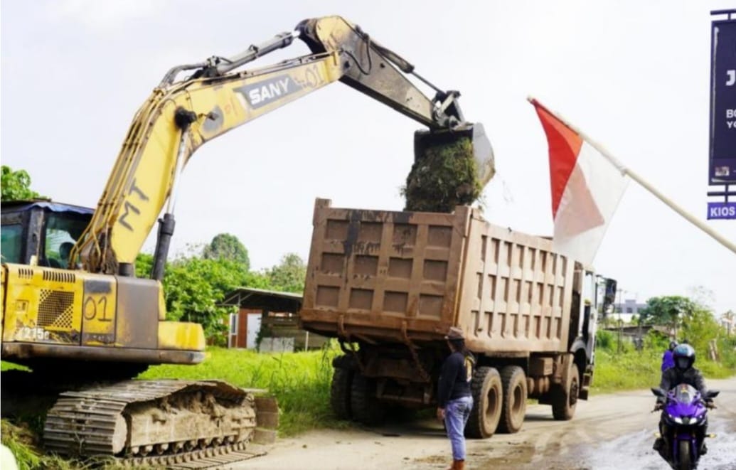 Ciptakan Lingkungan Bersih dan Indah, PT OSS Gandeng Karyawan Indonesia Bersihkan Sungai