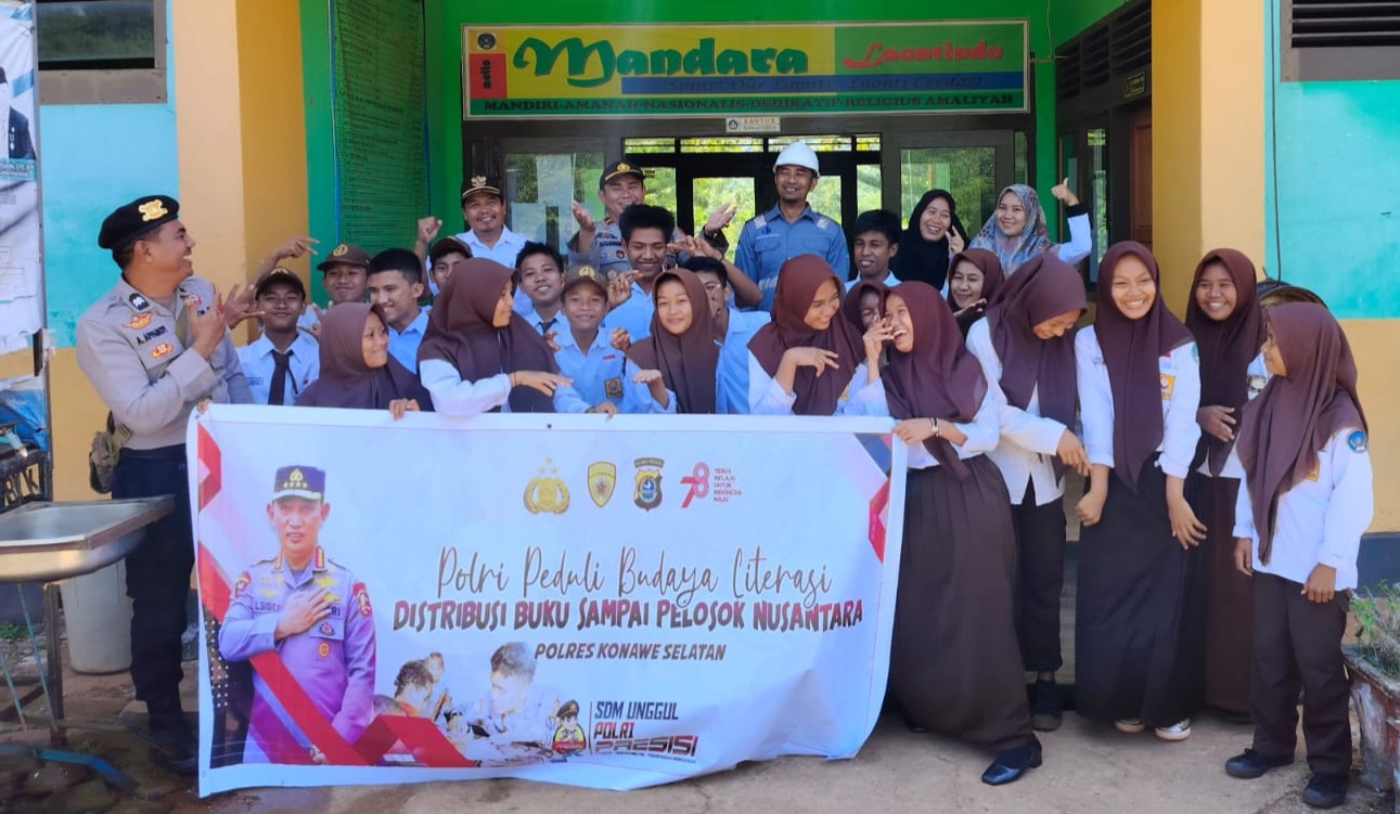 Peduli Budaya Literasi, Polsek Laonti Bersama PT GMS Salurkan Bantuan Buku di Tiga Sekolah