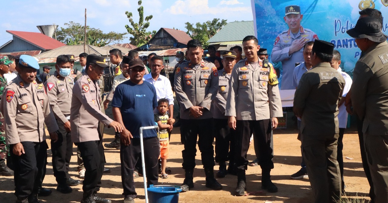 Kapolres Konawe Selatan Serahkan Bantuan Air Bersih Bagi Warga Torobulu