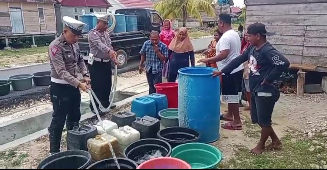 Peringati HUT ke-68, Sat Lantas Polres Muna Bagikan Air Bersih ke Warga