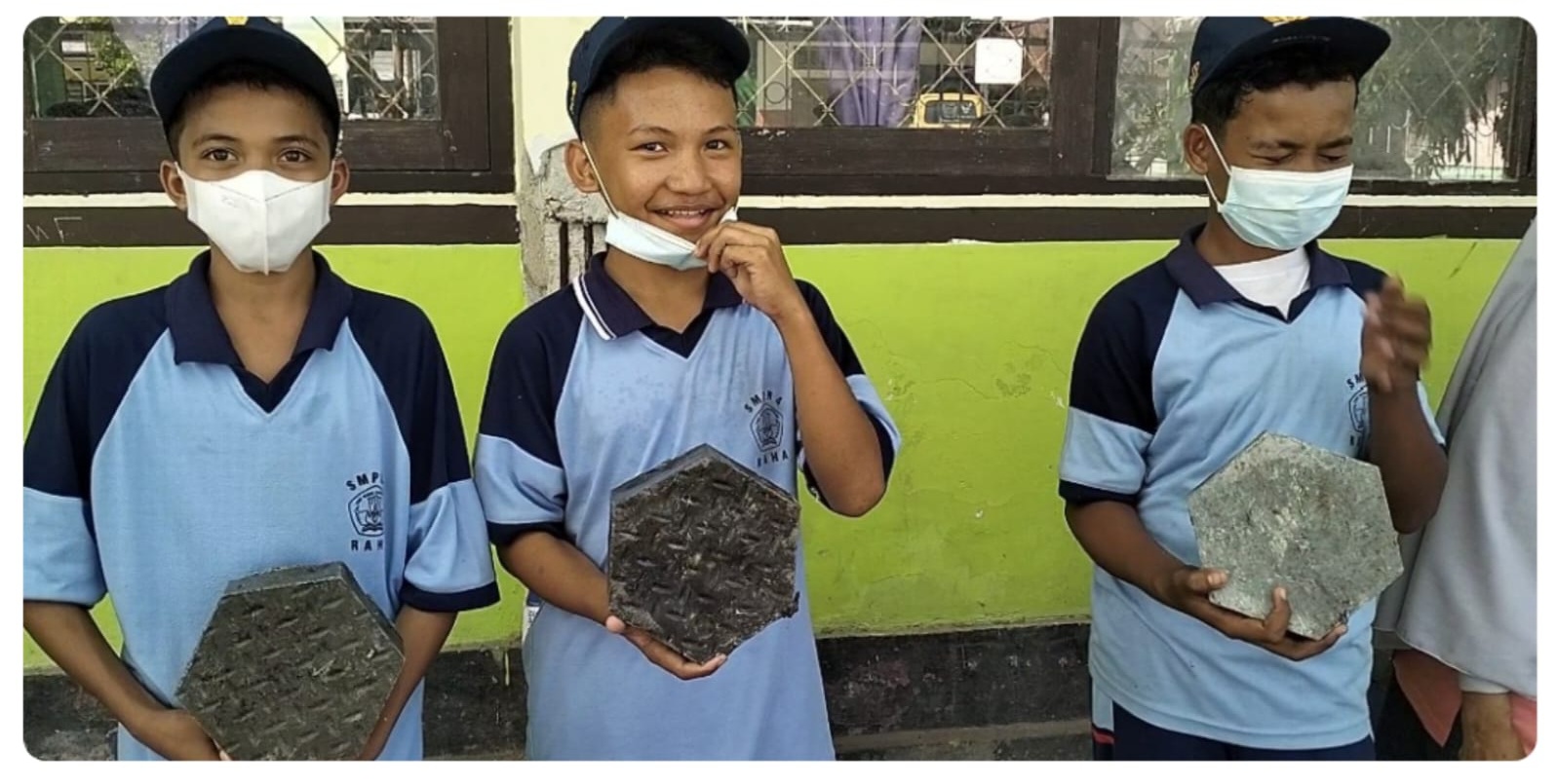 Cinta Pada Alam, Siswa SMPN 4 Raha Sulap Sampah Plastik Jadi Paving Block