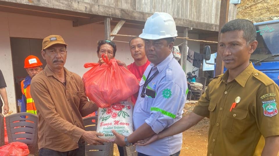 PT. SBP Salurkan Bantuan CSR Kepada Warga Lingkar Tambang di Konawe Utara