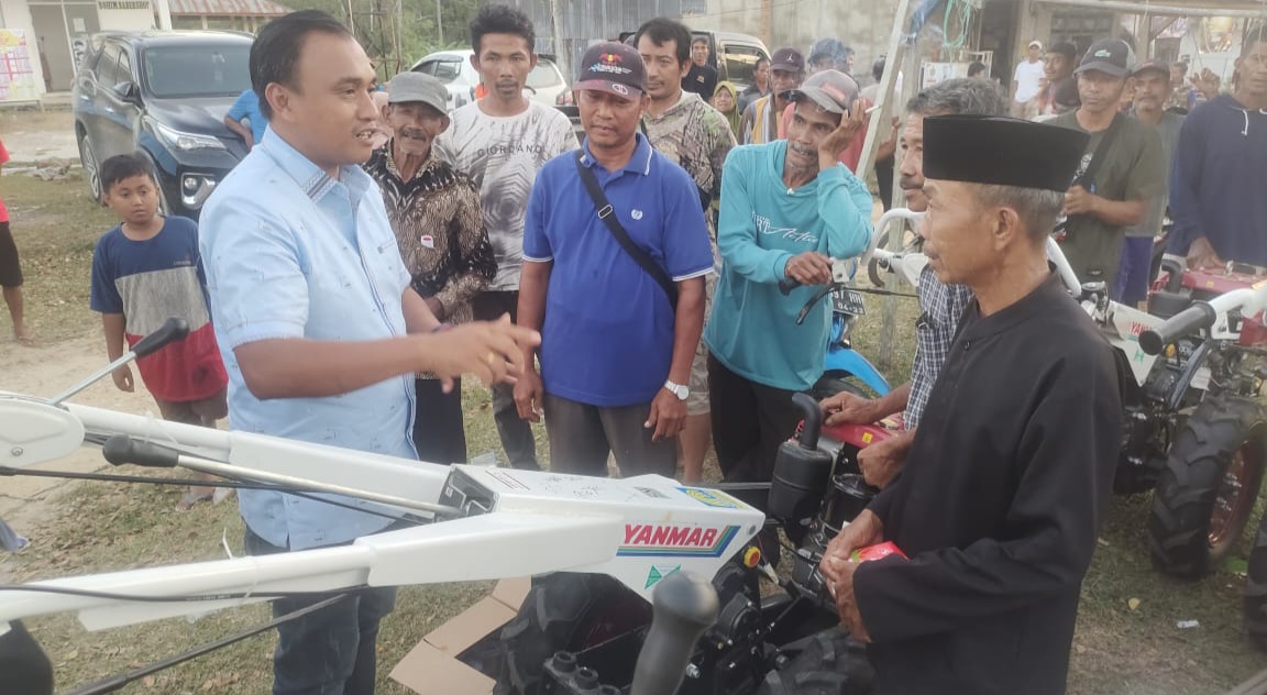 Reses Masa Sidang III 2023, Armal Serahkan Hand Traktor, Mesin Pencacah Rumput Hingga Pompa Air di Moramo