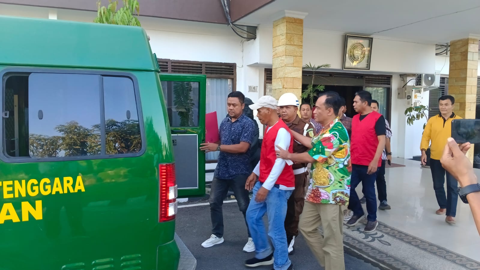 Kejati Sulawesi Tenggara Tahan 2 Tersangka Kasus Pembangunan Jembatan Cirauci Buton Utara