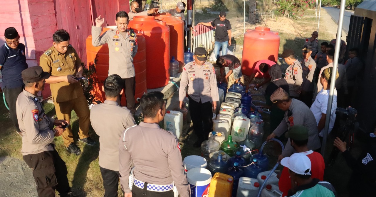 Peduli Kekeringan Warga, Polres Konawe Selatan Berikan Bantuan Air Bersih