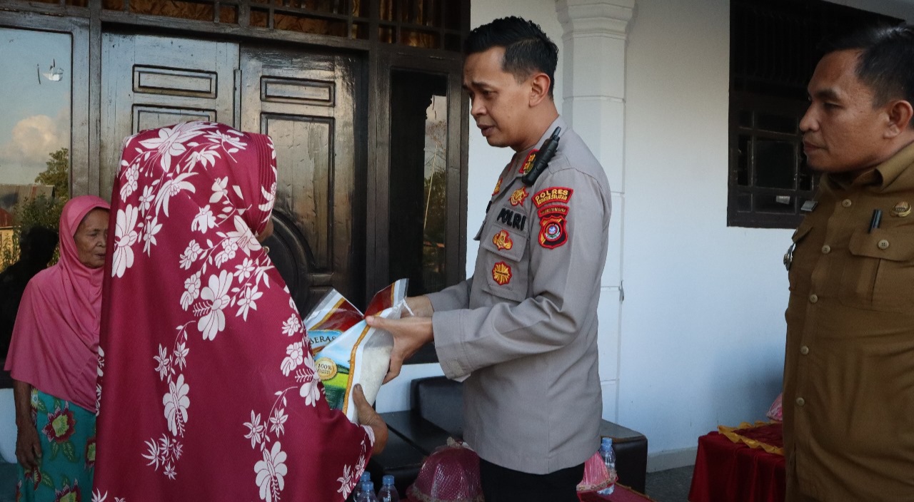 Baksos Akpol 2003, Kapolres Konawe Selatan Bagikan 2 Ton Beras Pada Masyarakat