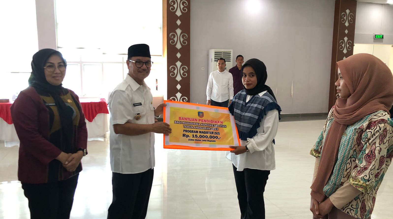 Bupati Konawe Selatan Serahkan Bantuan Pendidikan 478 Mahasiswa