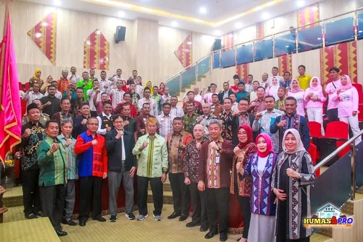 Ketua DPRD Kota Kendari bersama Pj Walikota Kendari foto bersama usai acara peluncuran Aplikasi Dering Asmara.