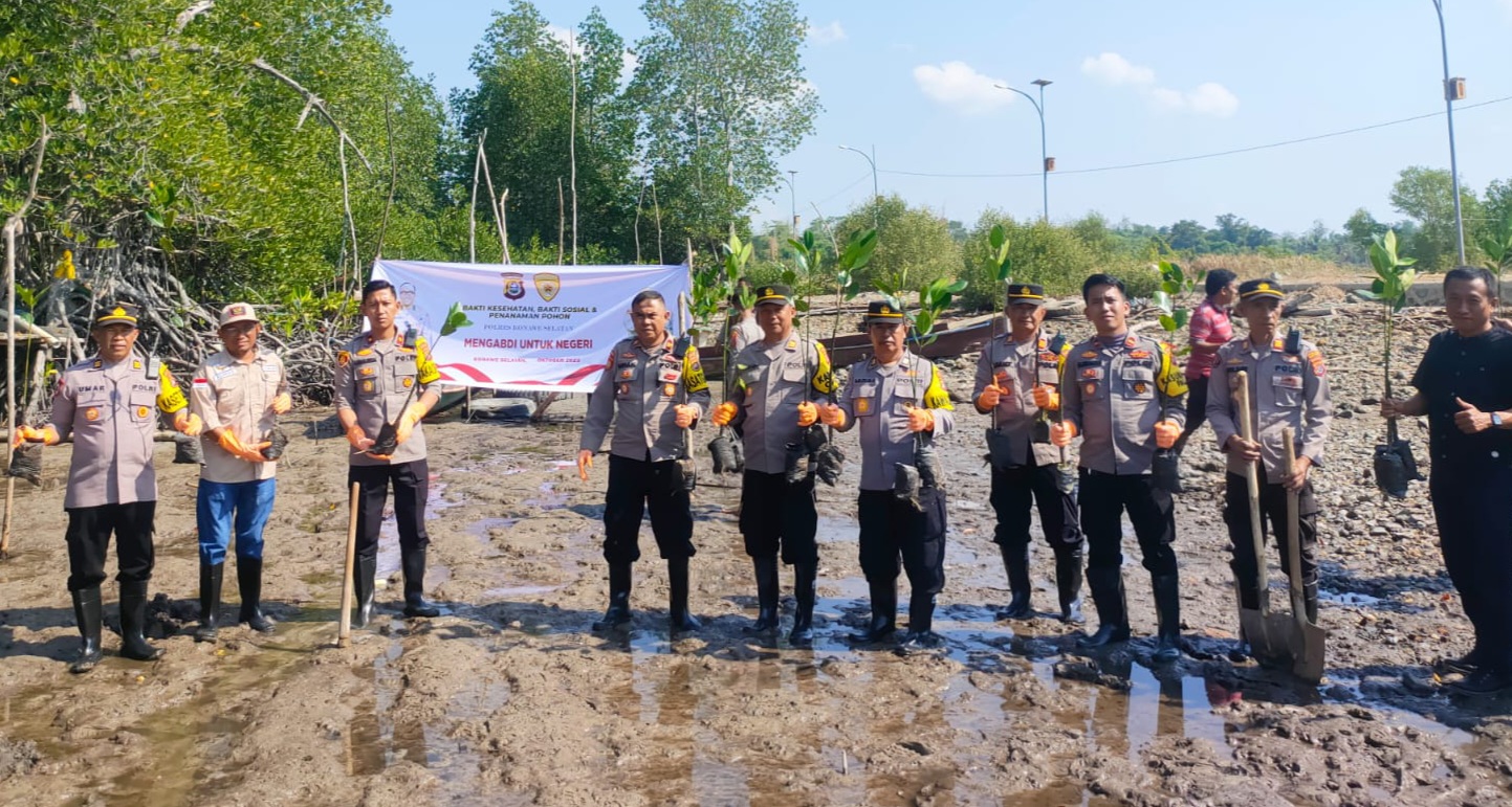Peduli Penghijauan Sejak Dini, Polres Konawe Selatan Tanam 350 Bibit Mangrove di Pesisir Lakara