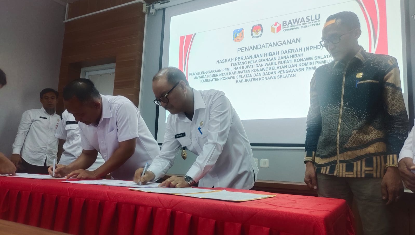 Bupati Konawe Selatan Teken NPHD Pilbup 2024, KPU dan Bawaslu Dapat Rp 73 Miliar