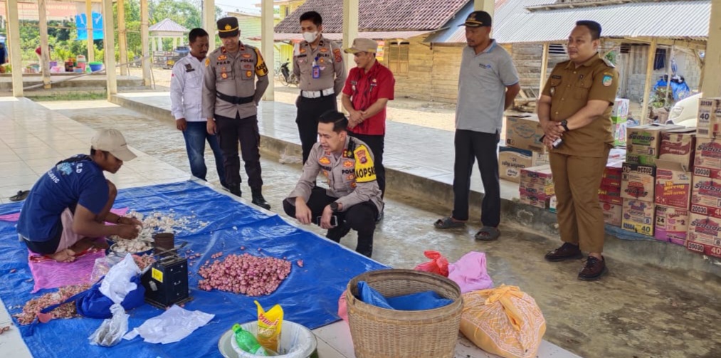 Kapolres Konawe Selatan Cek Kenaikan Harga Kebutuhan Pokok di Pasar Sidodadi Baito