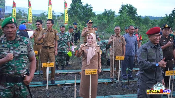 DPRD Kota Kendari Apresiasi Penanaman Pohon Mangrove di Pesisir Teluk Kendari