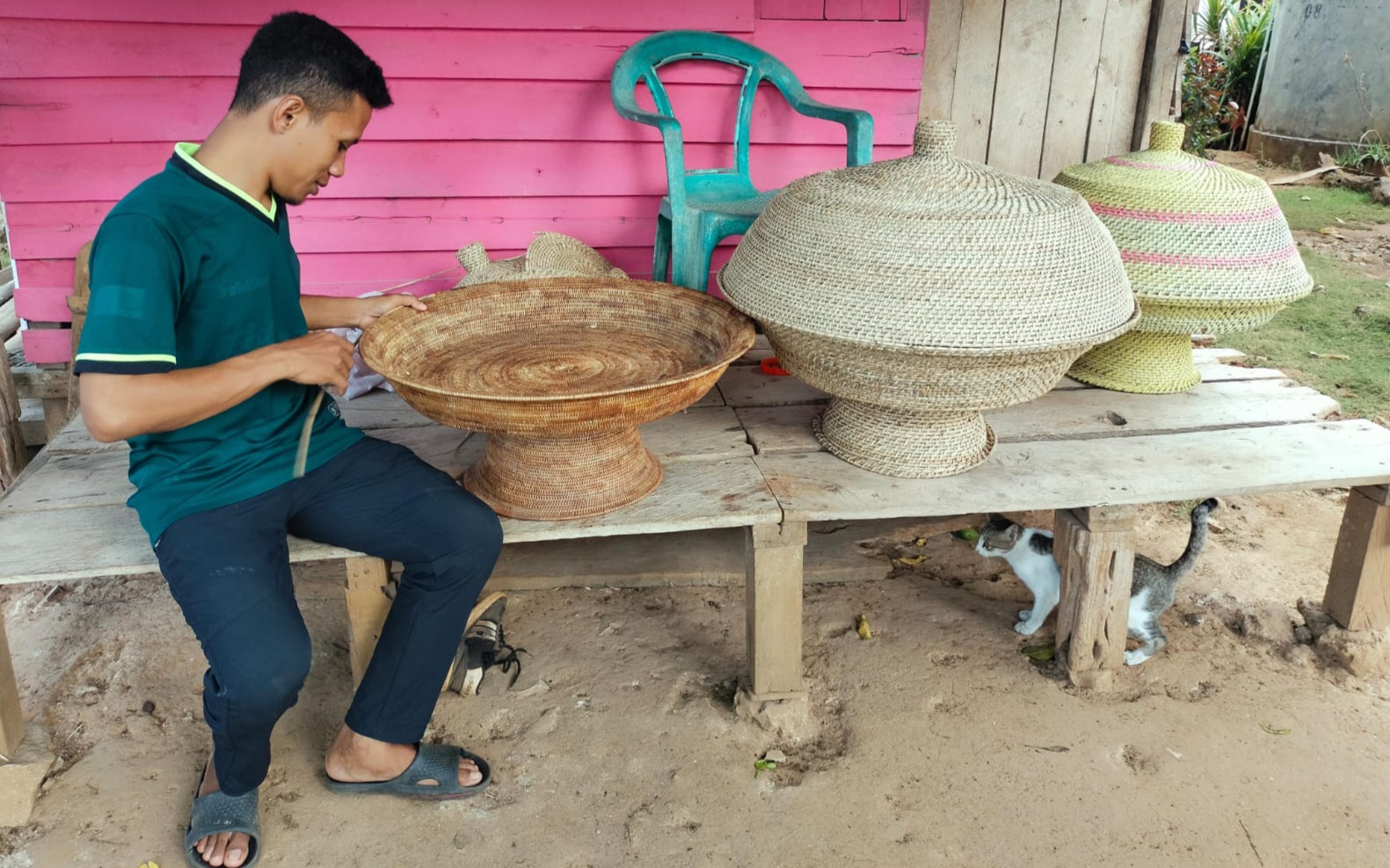 Menengok Karya Pengrajin Rotan dan Paku Hata di Desa Mantobua Muna