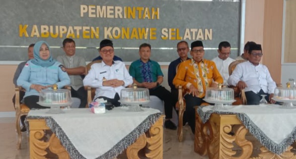 Program Konsel Bertakwa, Bupati Surunuddin Berangkatkan 30 Jemaah Umrah