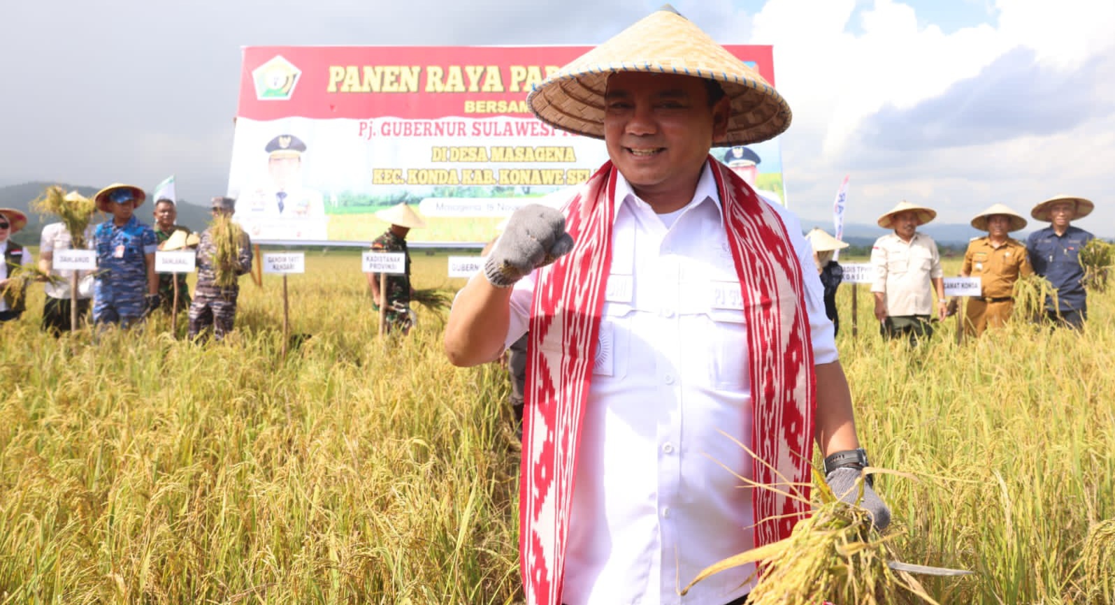 Kemarau Panjang, Pj Gubernur Andap Apresiasi Panen Raya Padi Sawah di Konawe Selatan