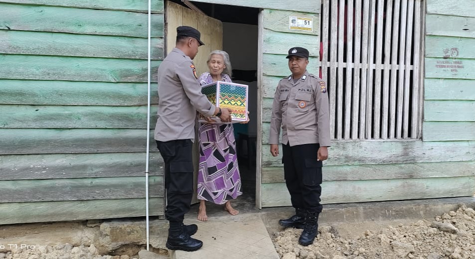 Peduli Warga Kurang Mampu, Polsek Benua Konawe Selatan Bagikan Paket Sembako