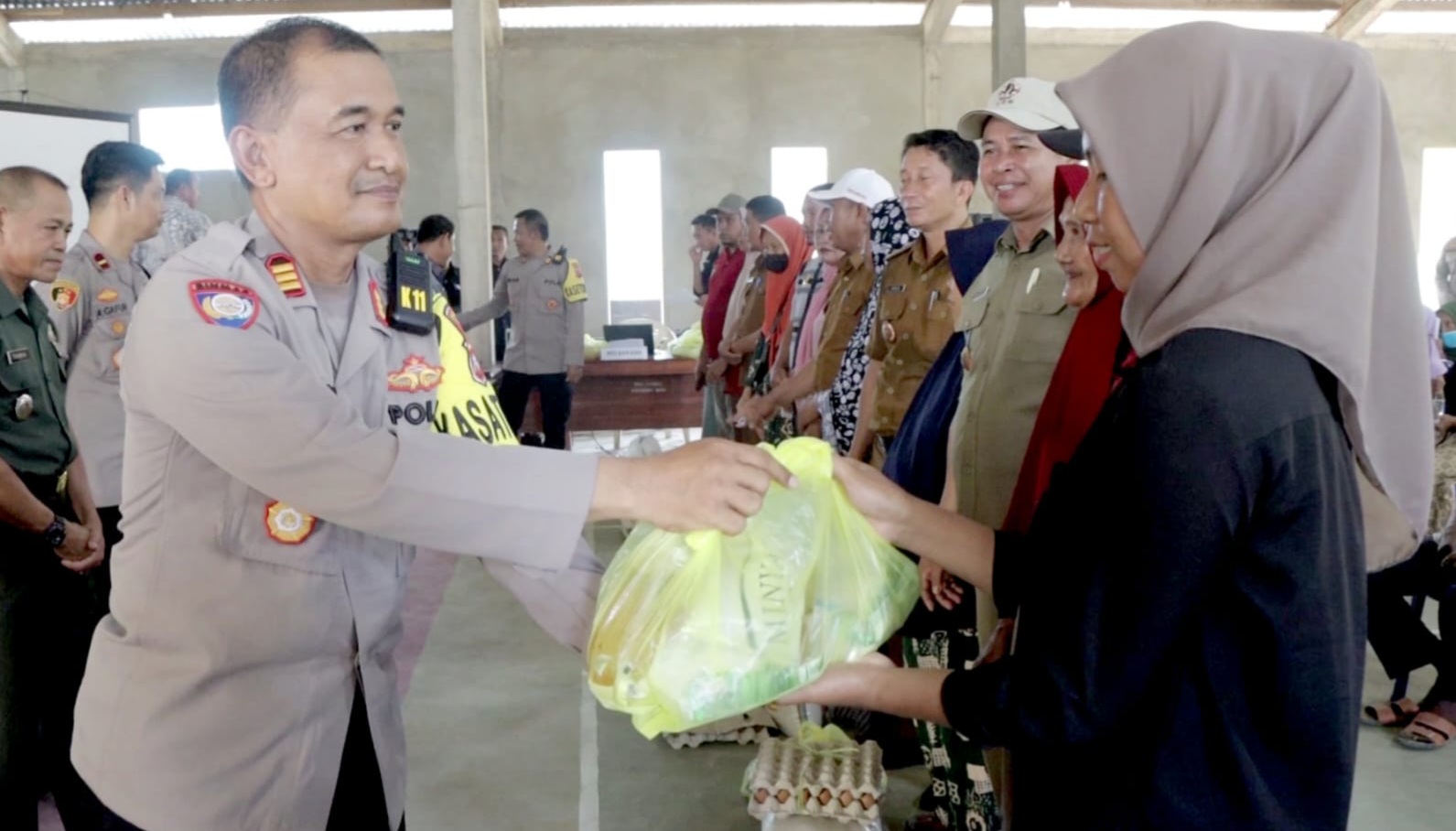 Tekan Inflasi, Polres Konawe Selatan Bagikan 100 Paket Sembako di Lainea