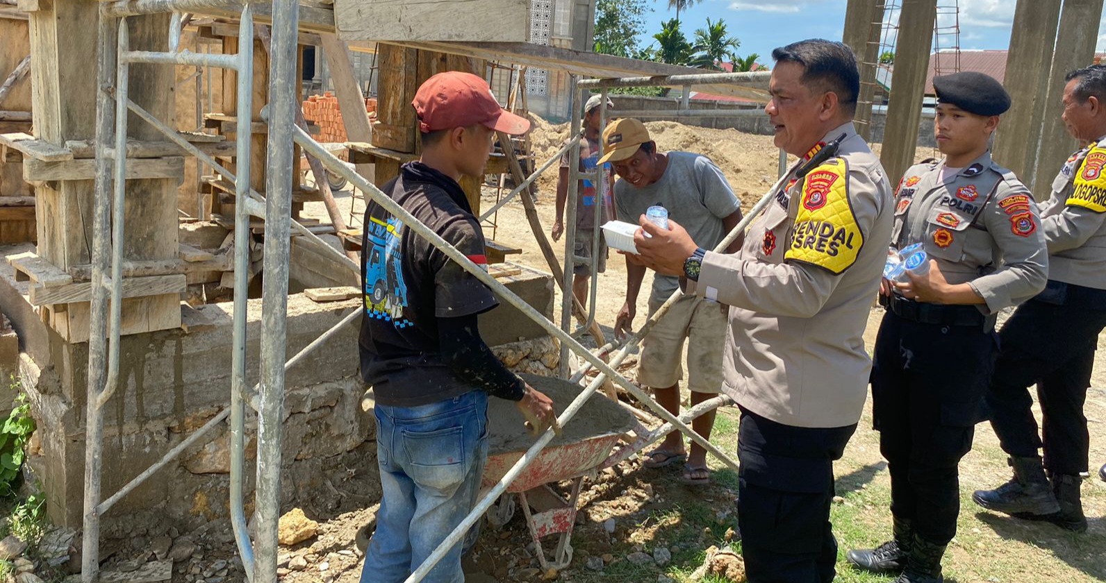 Jalin Silaturahmi dengan Warga Polres Konawe Selatan Gelar Jumat Berbagi