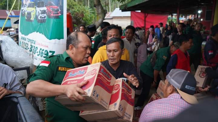 Respons Cepat, Bupati Ruksamin Antar Langsung Bantuan di Posko Bencana Banjir Kolaka