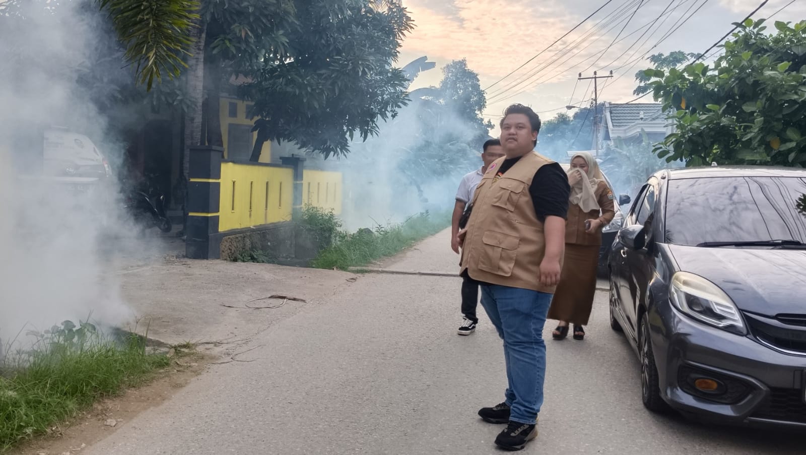 Antisipasi Penyebaran DBD, Forum PRB Sultra Gelar Fogging di Perumahan Warga Kota Kendari