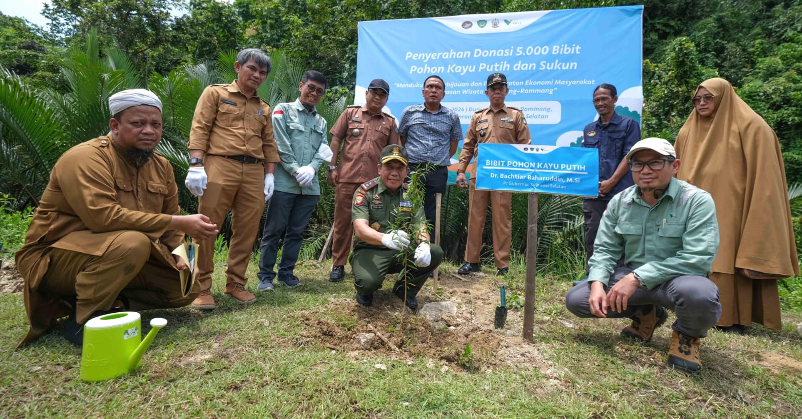 Perkuat Ekonomi Sirkuler di Rammang-rammang, PT Vale Donasi 5.000 Bibit Pohon