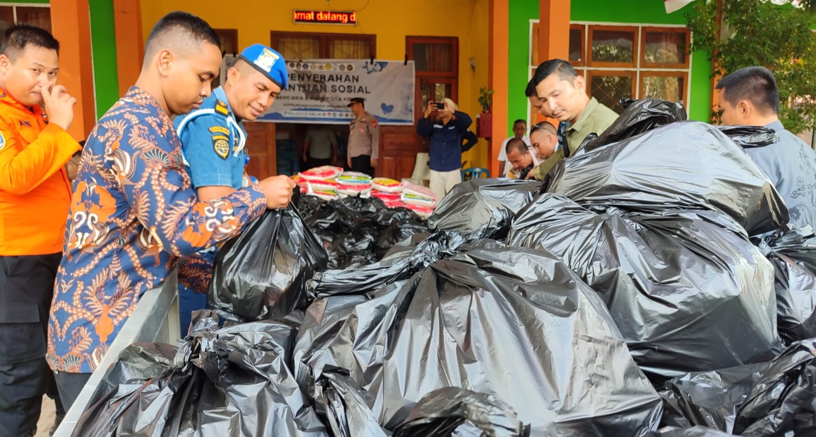 UPT Ditjen Hubla se-Sultra Salurkan Ratusan Paket Sembako ke Warga Korban Banjir Kendari