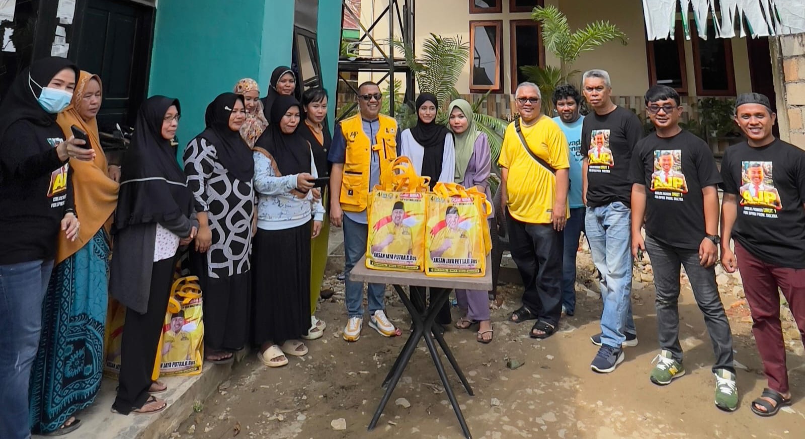 Sambangi Korban Banjir Kendari, AJP Salurkan Bantuan Sembako di Lima Kecamatan