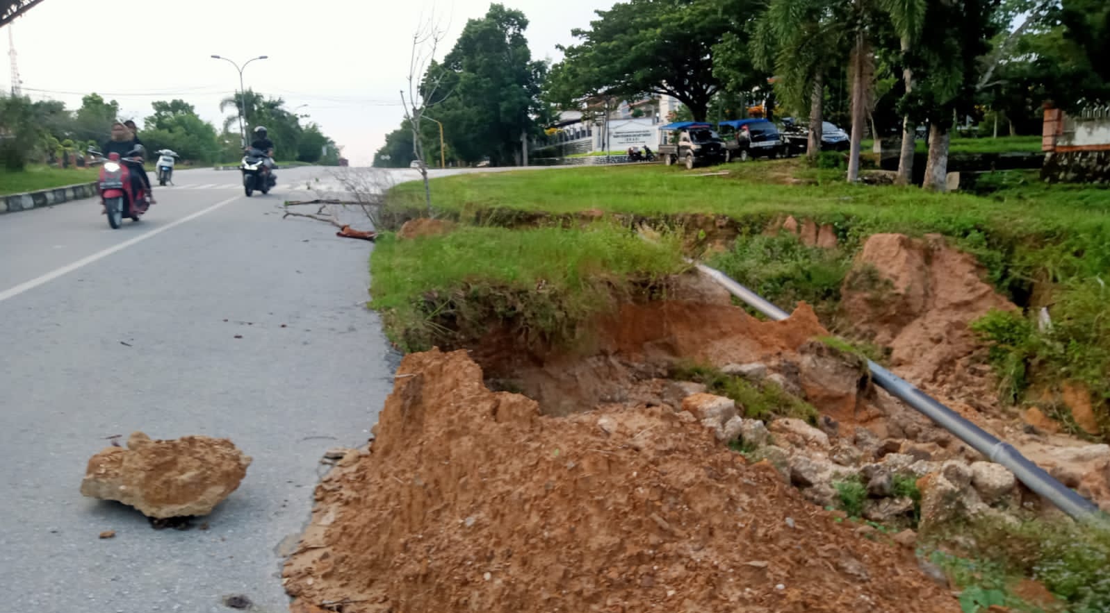 Jalan Kompleks Perkantoran Pemda Konawe Selatan Rusak Parah, Pemerintah Terkesan Tutup Mata