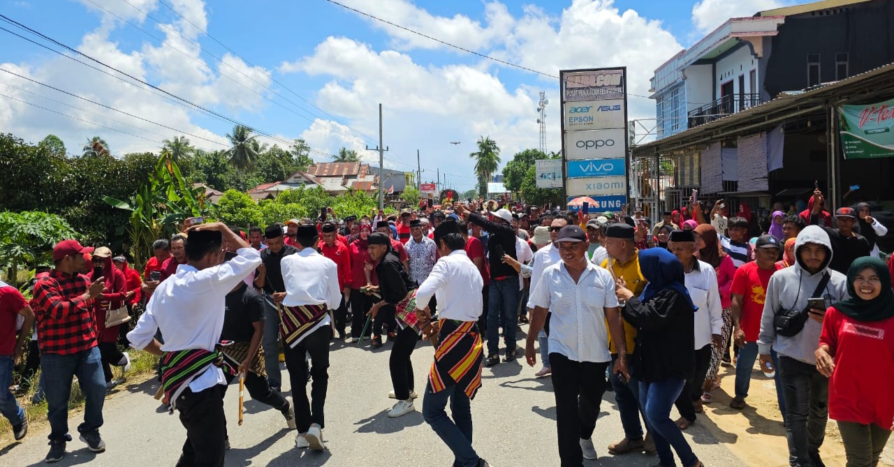 Pengembalian Formulir Pendaftaran di PDIP, Bacabup La Ode Darwin Dikawal Ribuan Masyarakat Muna Barat