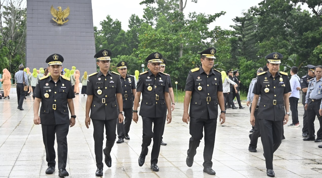 Peringati HBP ke-60, Kanwil Kemenkumham Sultra Ziarah dan Tabur Bunga di Taman Makam Pahlawan Watubangga