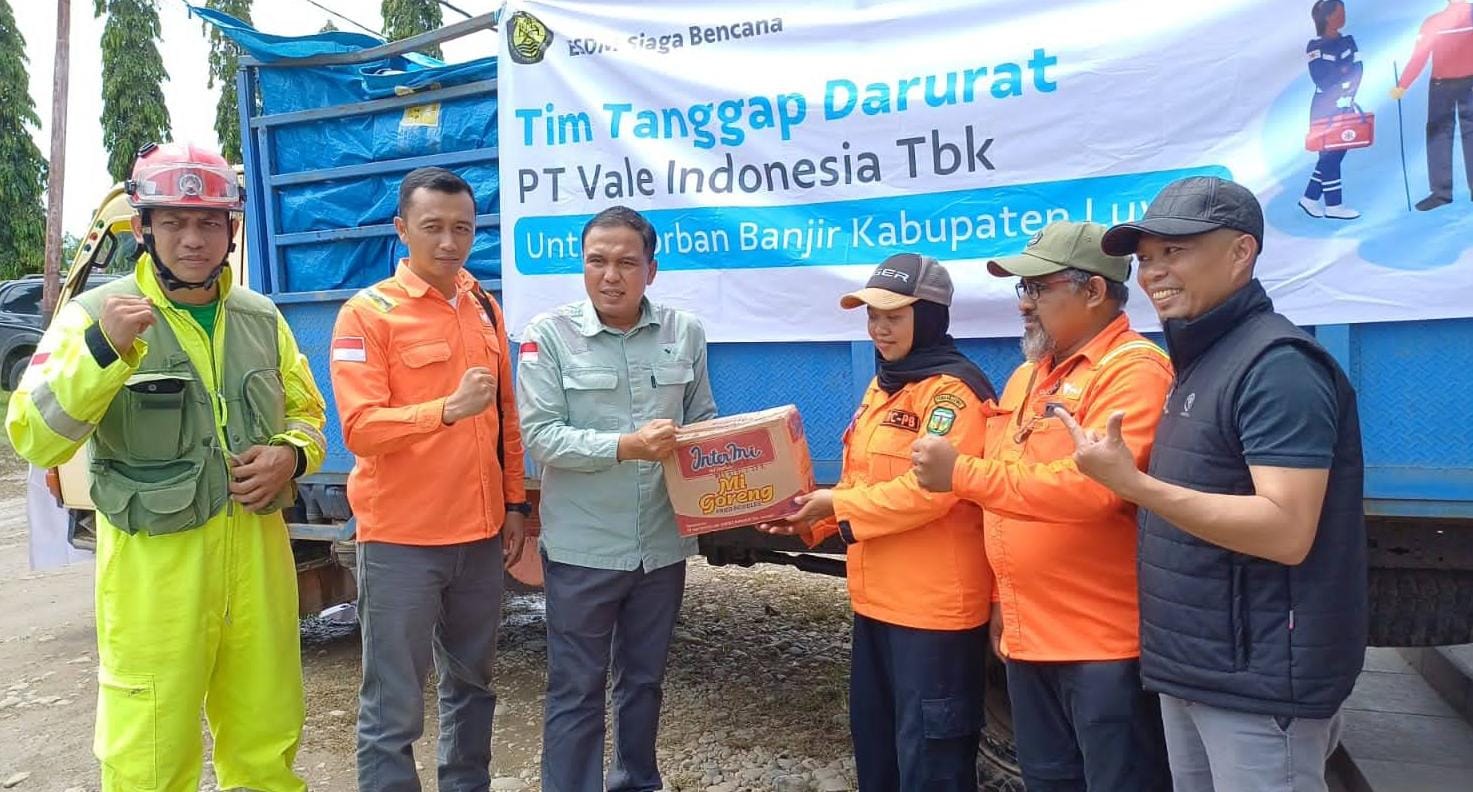 PT Vale Serahkan Bantuan Kemanusiaan untuk Korban Banjir Bandang dan Longsor di Luwu