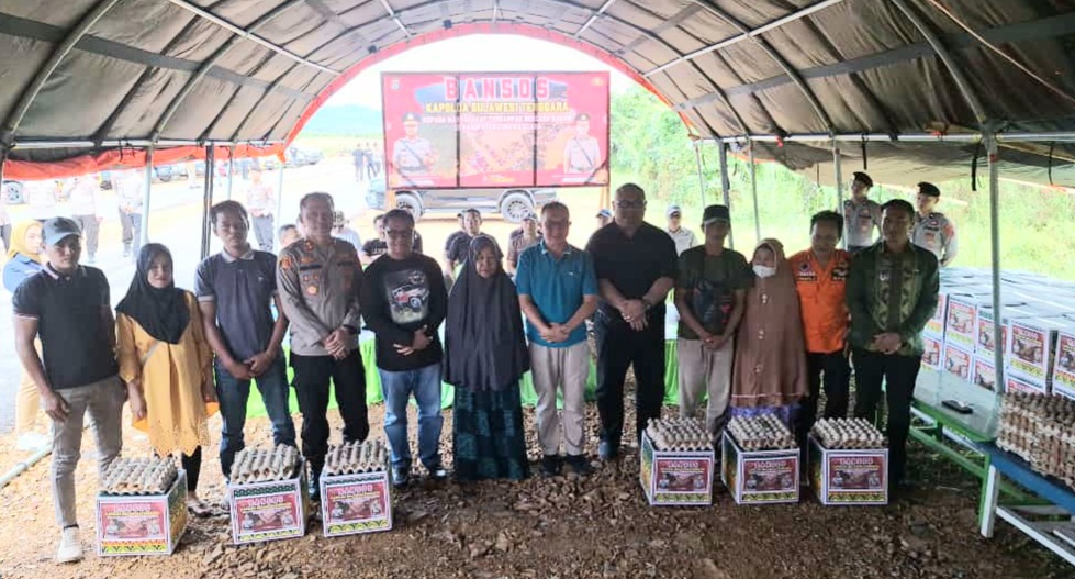 Kapolda Sultra Serahkan Bantuan Sembako Kepada Warga Terdampak Banjir Tiga Desa di Konawe Utara