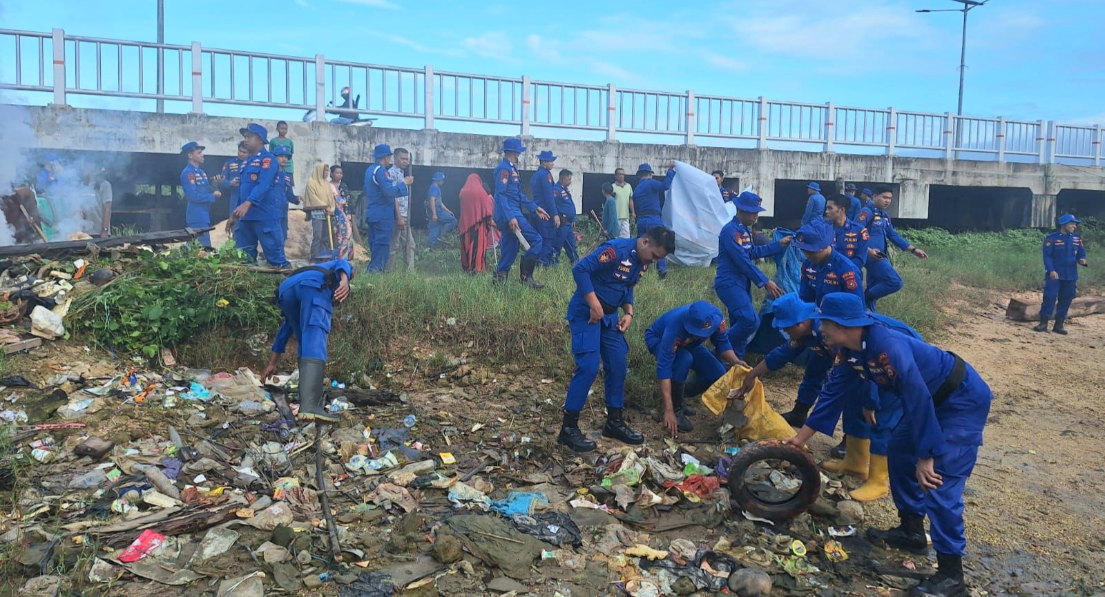 Peringati Hari Laut Sedunia, Ditpolairud Polda Sultra Bersih-bersih Pantai di Kendari