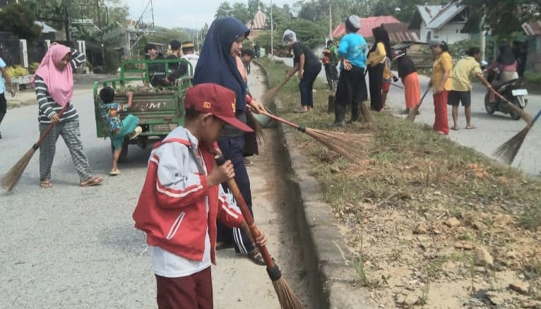 Sambut HUT ke-79 RI, Warga Desa Ambololi Konawe Selatan Gotong Royong Bersihkan Lingkungan