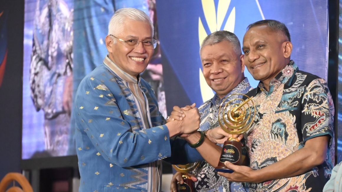 Berprestasi, Kakanwil Kembali Terima Penghargaan Sultra Award Kendari Pos 2024