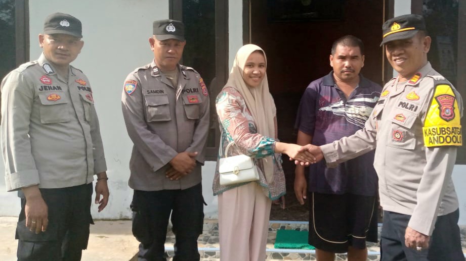 Polsek Andoolo Pulangkan Pria Gangguan Jiwa ke Orang Tuanya di Konawe Utara