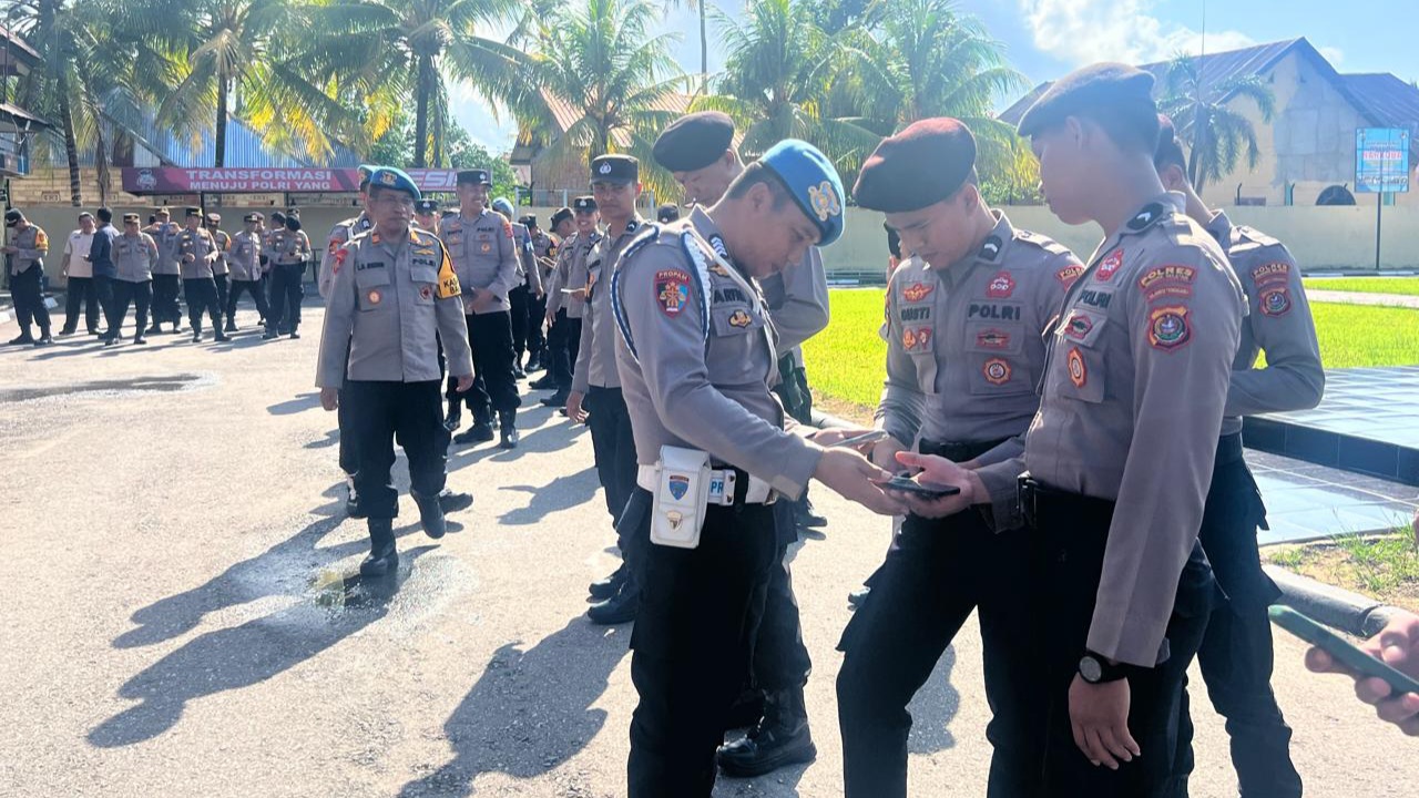 Pastikan Anggota Tak Terlibat Judol, Sipropam Polres Konawe Selatan Periksa Handphone Semua Personel