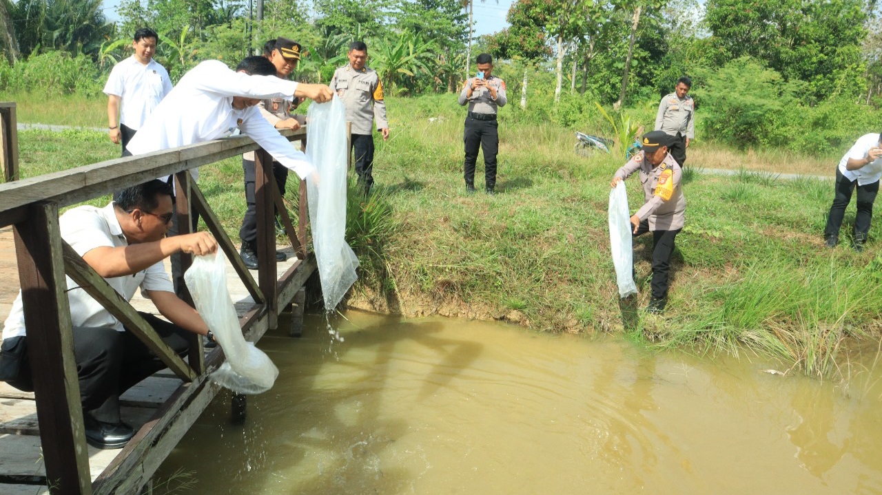 Dukung Ketapang Pemerintah, Polres Konawe Selatan Lepas Seribu Benih Ikan