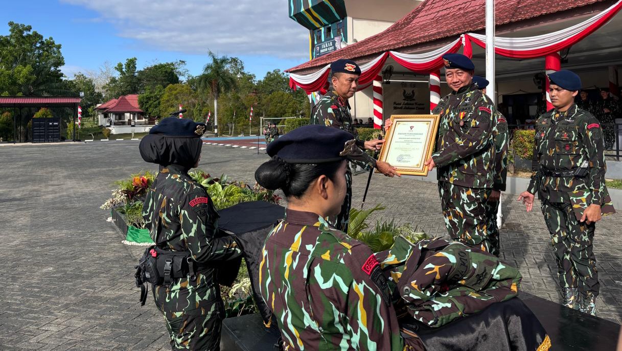 Wakapolda Sultra dan Kades Asemi Nunulai Raih Penganugerahan Warga Kehormatan Korps Brimob Polri
