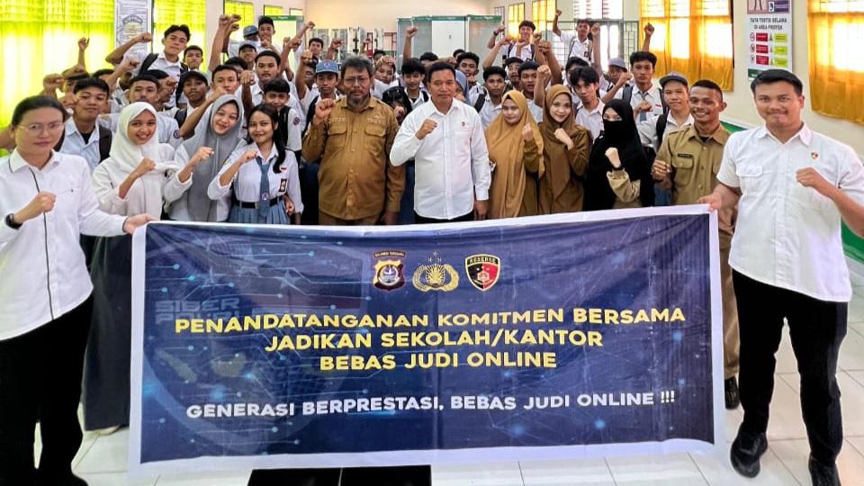 Polda Sultra Sosialisasikan Bahaya Judi Online di SMKN 2 Kendari