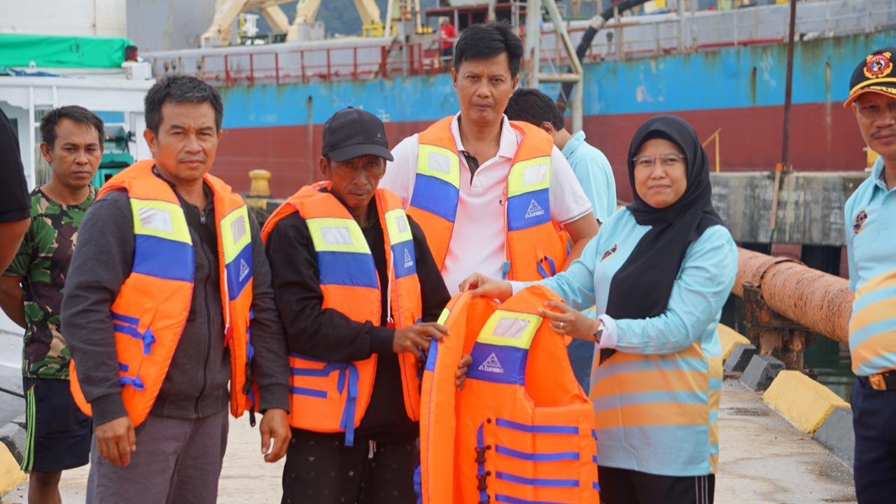 KUPP Lapuko Gelar Kampanye Keselamatan Pelayaran dengan Bagikan Life Jacket ke Nelayan