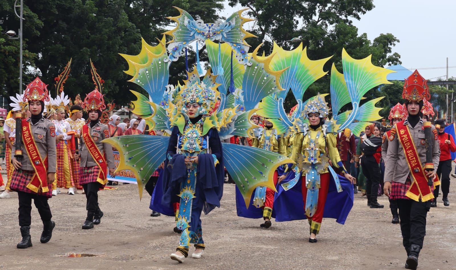 Polwan Polda Sulawesi Tenggara Tampil Memukau di Karnaval Tenun Sultra 2024