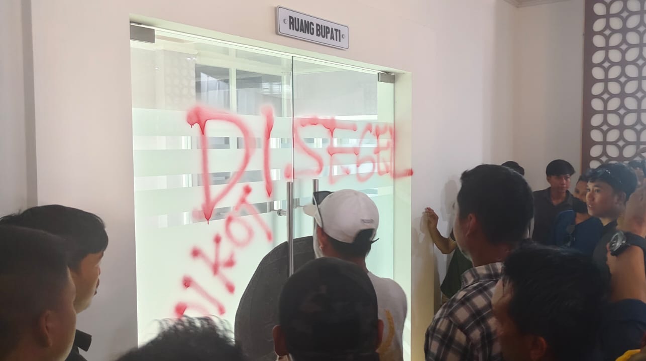 Dugaan Tender Proyek Dini, Massa Sikat Konawe Selatan Segel Ruangan Bupati dan Sekda