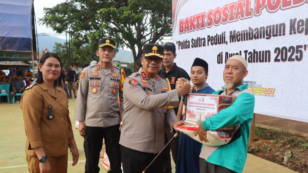 Awal 2025, Kapolda Sultra Serahkan Ratusan Paket Sembako di Konawe Utara