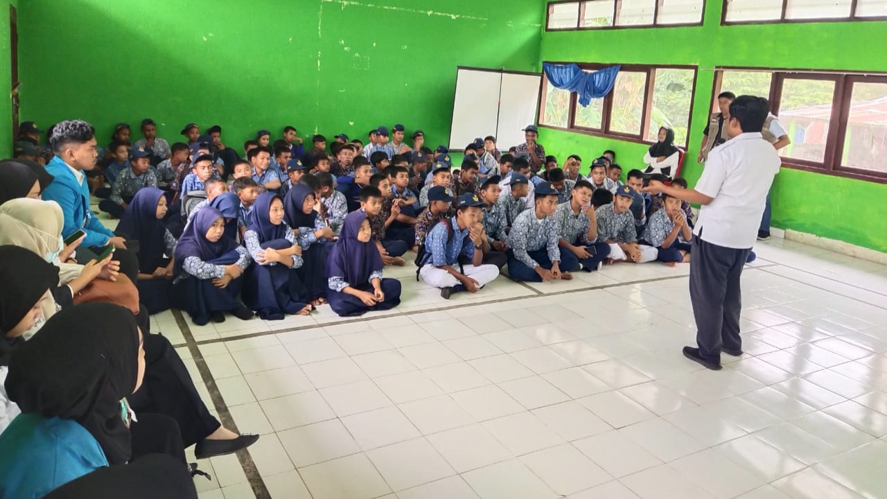 Mahasiswa KKN FH Unsultra Gandeng BNNP Sultra Gelar Penyuluhan Sadar Narkoba Bagi Pelajar SMP