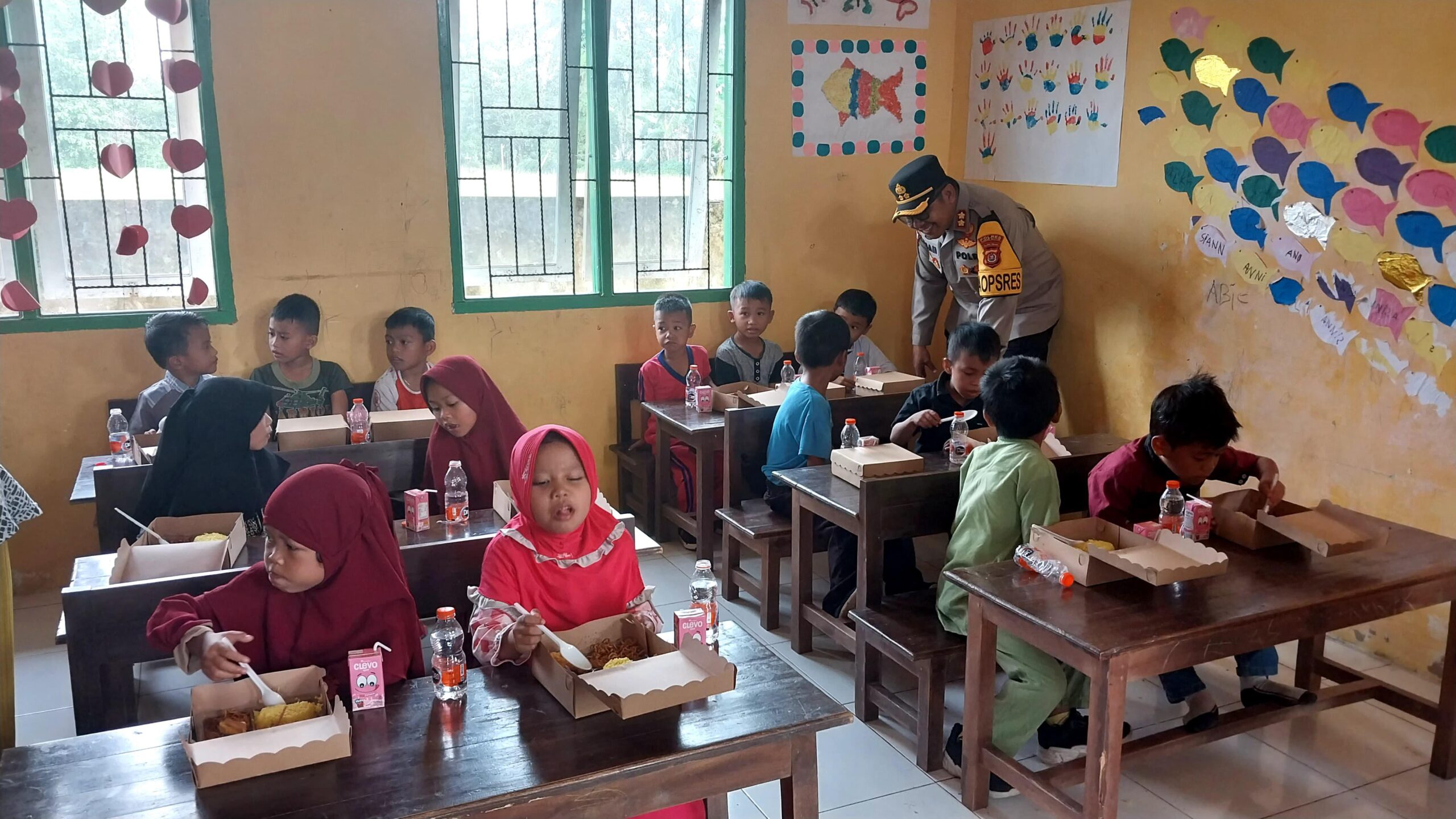 AKBP Febry Sam Bersama Istri Bagikan Makanan Bergizi Gratis kepada Murid TK di Konawe Selatan