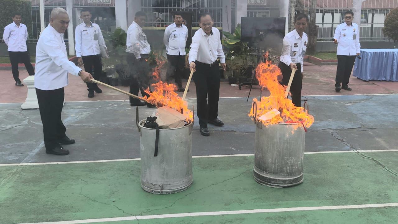 Ratusan Ponsel Milik Warga Binaan Lapas Kendari Dimusnahkan