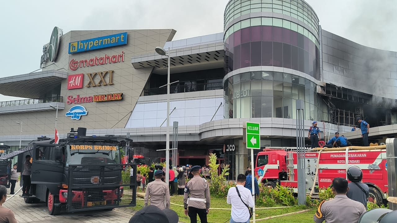 Dua Unit Armoured Water Cannon Brimob Dikerahkan Bantu Padamkan Api di The Park Kendari