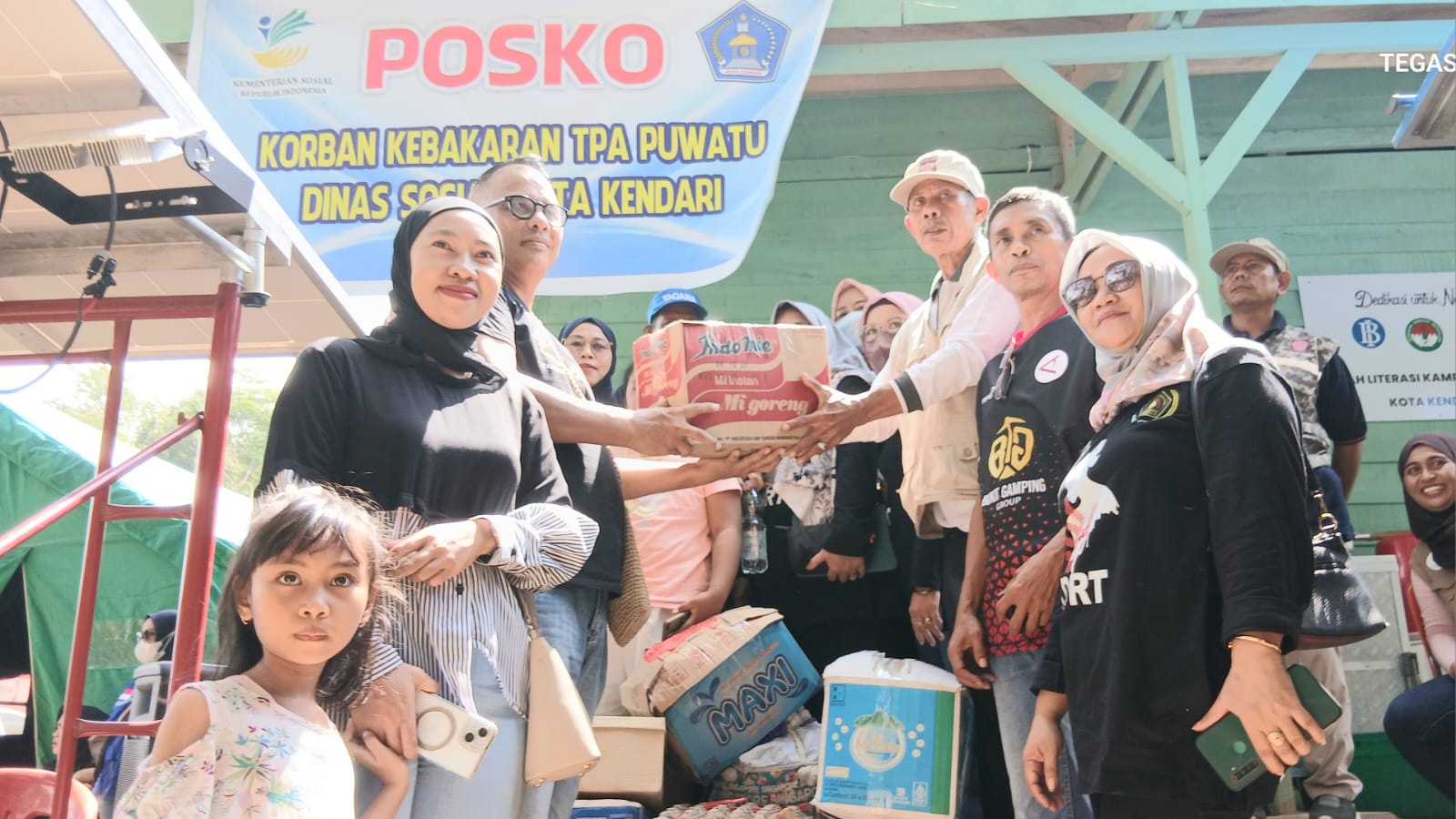 PWI dan IKWI Sultra Salurkan Bantuan Korban Kebakaran TPAS Puuwatu