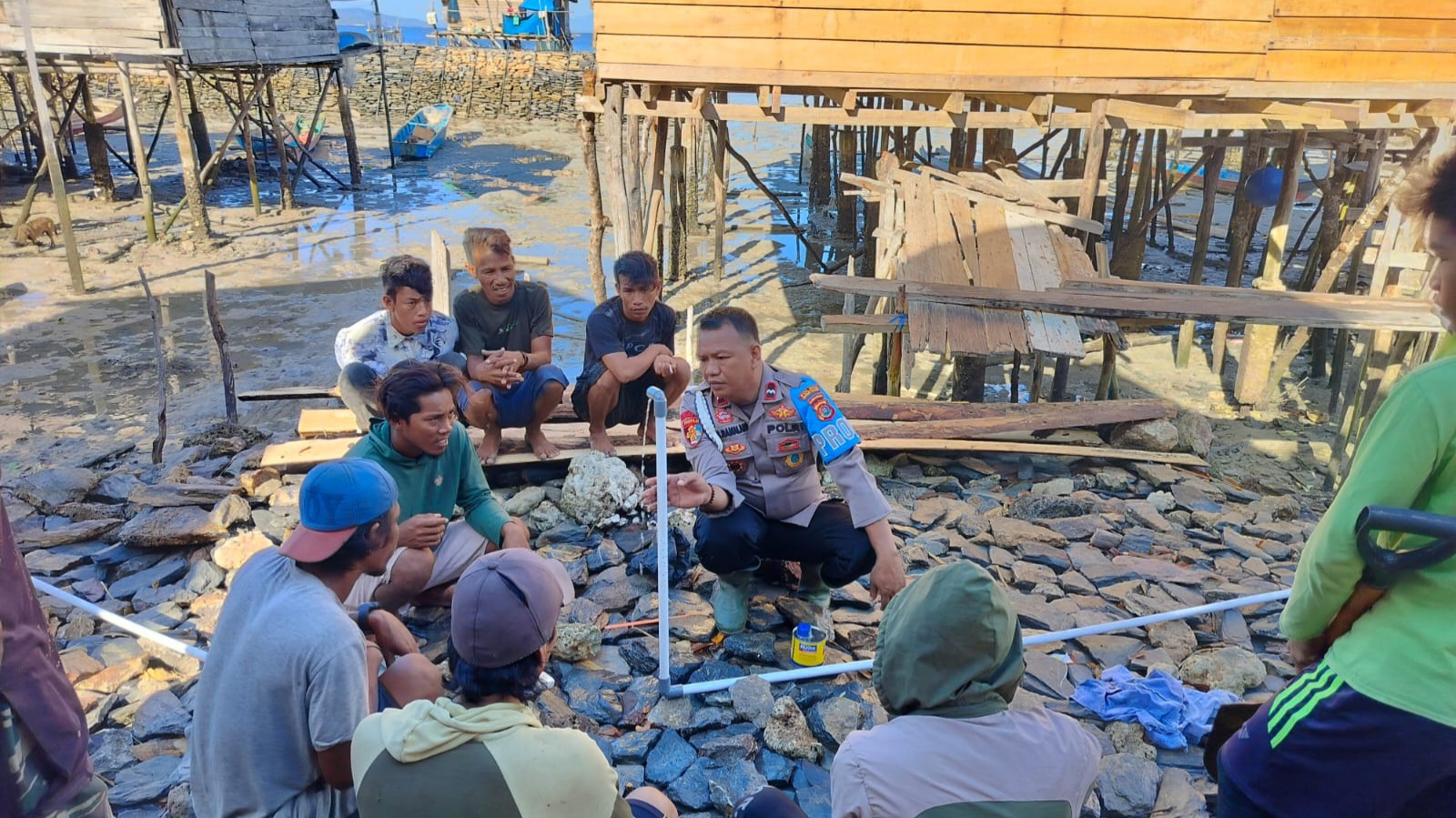 Langkah Nyata Aiptu Sisran Atasi Krisis Air Bersih Warga di Pesisir Sultra